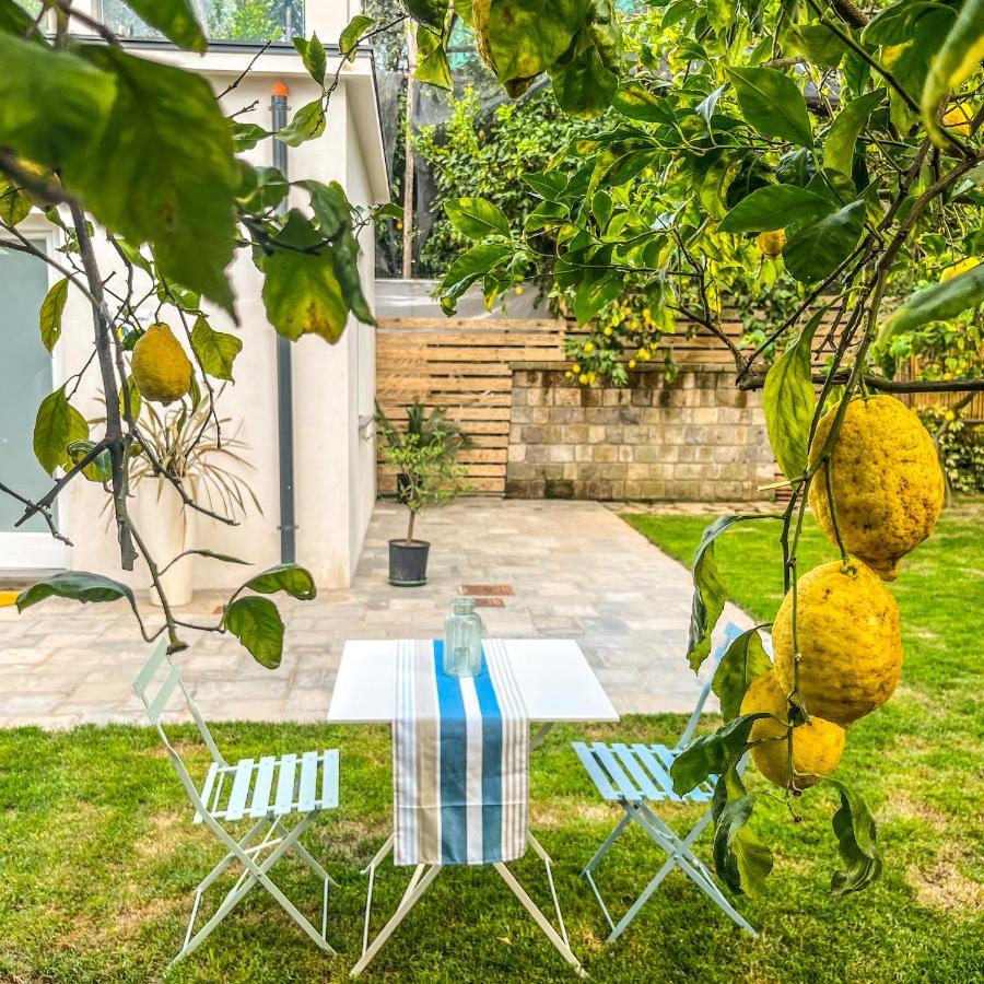 Flavia'S Lemons Panzió Sorrento Kültér fotó